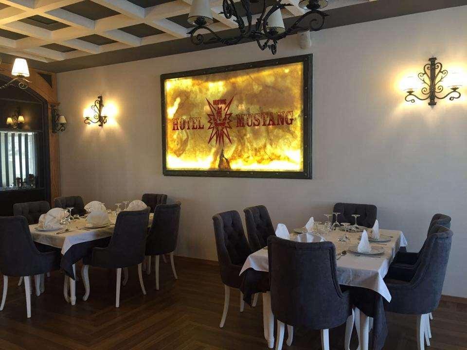 Hotel Mustang Vasqarr Restaurante foto